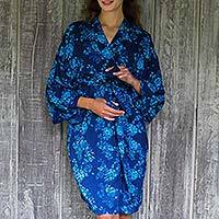 Batik-Rayon-Robe, „Gorgeous in Cyan“ – Kurze, überkreuzte Robe aus balinesischem Rayon mit blauen Batikblumen