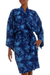 Batik-Robe aus Viskose – Kurzes, überkreuztes Gewand aus balinesischem Rayon mit blauen Batikblumen
