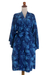 Batik-Robe aus Viskose – Kurzes, überkreuztes Gewand aus balinesischem Rayon mit blauen Batikblumen