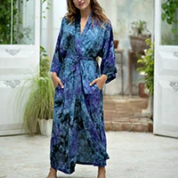 Rayon-Robe, 'Wild Blues' - Handgefertigte blaue Rayon-Robe mit Batikmuster aus Indonesien