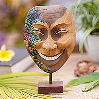 Máscara de madera, 'Gleeful Smile' - Máscara de madera de hibisco hecha a mano balinesa con motivo de mariposa