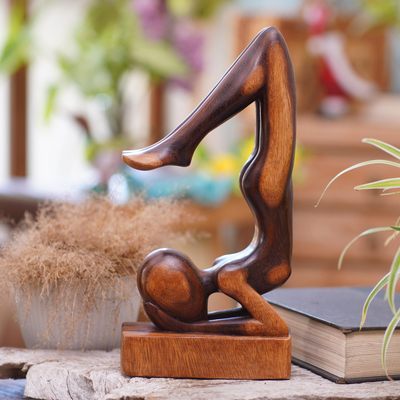 Holzstatuette - Handgefertigte Sirsasana-Pose-Yoga-Statuette aus braunem Suar-Holz