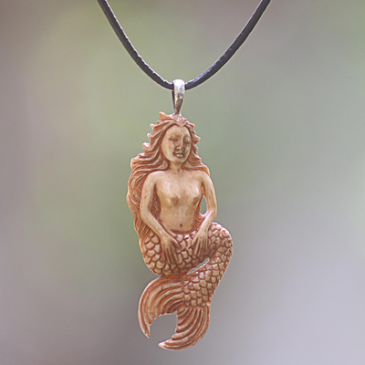 Halskette mit Knochenanhänger, 'Sanfte Meerjungfrau'. - Handgemachte Knochenanhänger-Halskette Meerjungfrau aus Indonesien