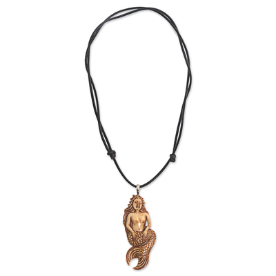 Halskette mit Knochenanhänger, 'Sanfte Meerjungfrau'. - Handgemachte Knochenanhänger-Halskette Meerjungfrau aus Indonesien