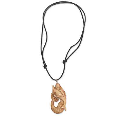 Knochen Anhänger Halskette, "Meerjungfrau und Delphin" - Indonesischer handgemachter Meerjungfrau-Delphin-Anhänger aus Knochen mit Halskette