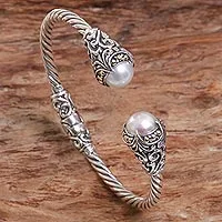 Manschettenarmband mit Zuchtperlen mit Goldakzent, „Twin Moonbeams“ – Manschettenarmband aus Sterlingsilber von Mabe Pearl aus Bali