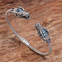 Blautopas- und Amethyst-Manschettenarmband mit Goldakzent, „Drachenköpfe“ – Drachen-Manschettenarmband aus Sterlingsilber mit Blautopas und Amethyst
