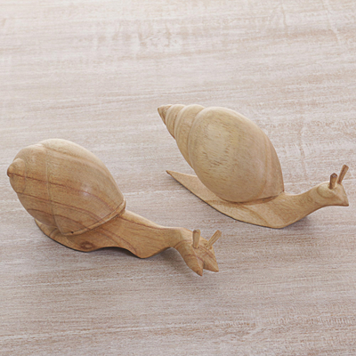 Holz-Schnecken-Skulpturen, 'Muscheln nebenan' (Paar) - Natürliches Jempinis-Holz Schnecken-Paar Tischskulptur