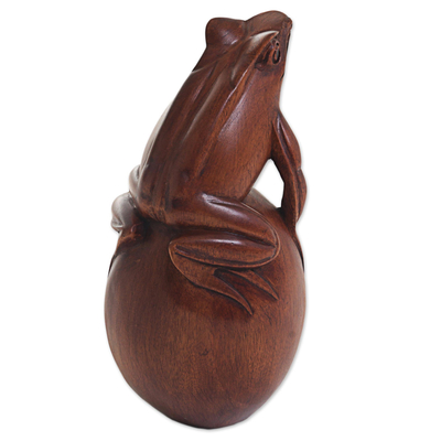 Escultura de madera - Rana de madera de suar tallada a mano en escultura de guijarros