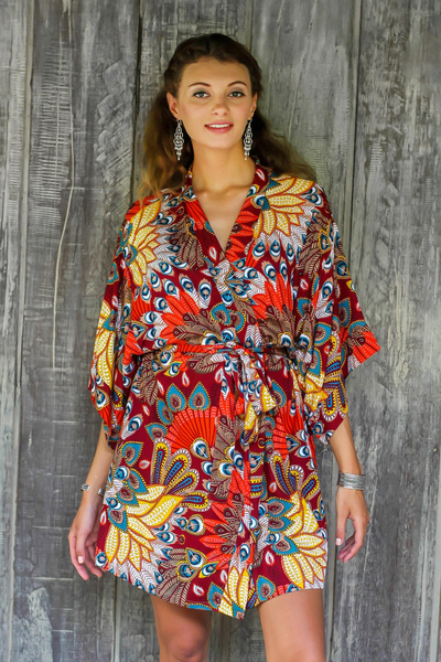 Robe aus Rayon – Mehrfarbiger, floraler Rayon-Bademantel in heißen Farben aus Bali