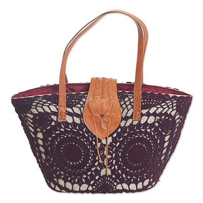 Einkaufstasche mit Naturfaser- und Lederakzenten - Handgewebte Pandanus-Umhängetasche mit lila gehäkelten Mandalas