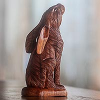 Holzskulptur „Bettelnder Hase“ – handgefertigte Holzskulptur eines Kaninchens aus Indonesien