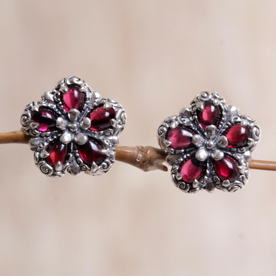 Granatknopf-Ohrringe, 'Fünf rote Blütenblätter'. - Sterling Silber Granat Knopf Ohrringe aus Indonesien