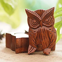 Holz-Puzzle-Box, „Serious Owl“ – handgeschnitzte Holz-Puzzle-Box in Eulenform aus Indonesien