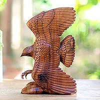 Escultura en madera, 'Águila marrón voladora' - Escultura de águila de madera realista tallada a mano de Bali