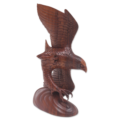 Escultura en madera, 'Águila marrón voladora' - Escultura de águila de madera realista tallada a mano de Bali