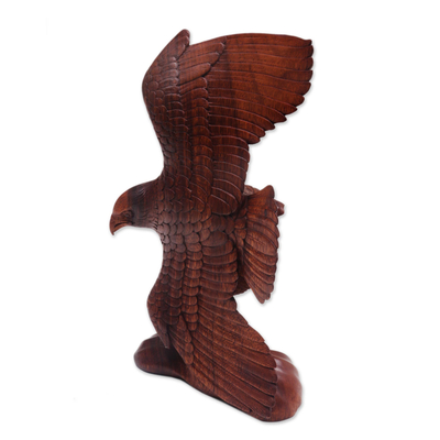 Escultura en madera, 'Águila marrón voladora' - Escultura de águila de madera realista tallada a mano de Bali