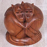 Escultura de madera, 'Loving Monkeys' - Escultura tallada a mano de dos monos de Indonesia