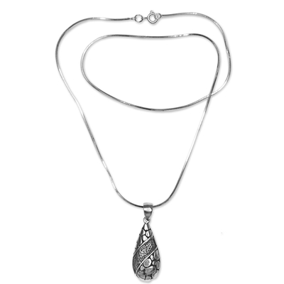 Anhänger-Halskette aus Sterlingsilber, 'Stone Drop - Anhänger-Halskette aus Sterlingsilber aus Indonesien