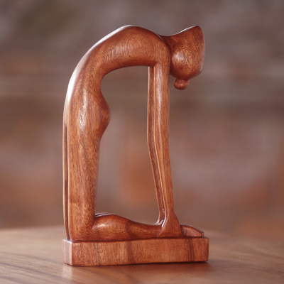 Escultura de madera - Escultura de yoga de mesa de madera tallada a mano firmada en Indonesia