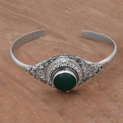 Quarz-Armreif mit Medaillon, „Mythischer grüner Stein“ - Medaillon-Armband aus grünem Quarz und Sterlingsilber aus Bali
