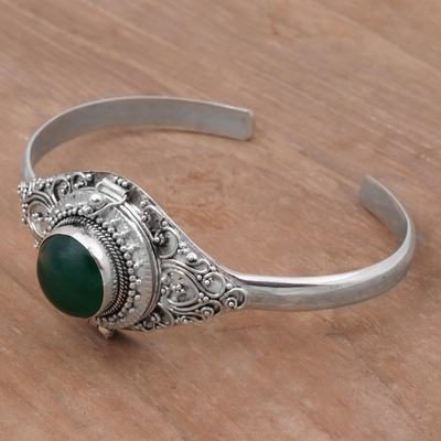 Pulsera con relicario de cuarzo, 'Piedra verde mítica' - Pulsera medallón de cuarzo verde y plata esterlina de Bali