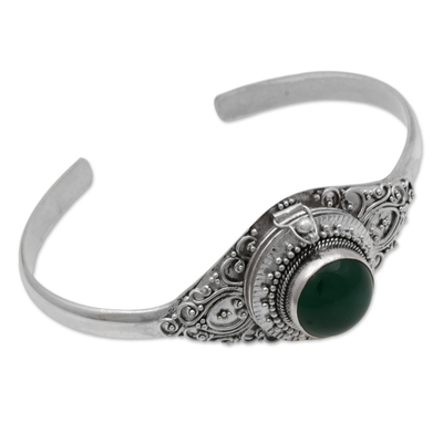 Quarz-Armreif mit Medaillon, „Mythischer grüner Stein“ - Medaillon-Armband aus grünem Quarz und Sterlingsilber aus Bali