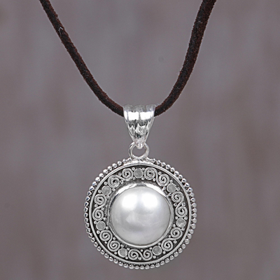 Halskette mit Anhänger aus kultivierten Mabe-Perlen - Halskette mit Anhänger aus kultivierten Mabe-Perlen und Lederband