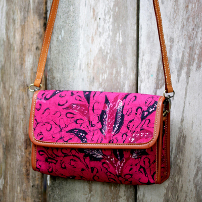 Bolso de hombro batik con detalles de algodón y cuero, 'Pink Lady' - Bolso de hombro batik de algodón rosa de Indonesia