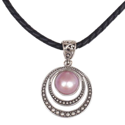 Collar colgante de perlas mabe cultivadas, 'Crescent Gleam in Pink' - Collar colgante de perlas cultivadas de color rosa teñido de Indonesia