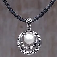 Halskette mit Anhänger aus kultivierten Mabe-Perlen, „Crescent Gleam in White“ – Halskette mit Anhänger aus kultivierten Mabe-Perlen und Sterlingsilber