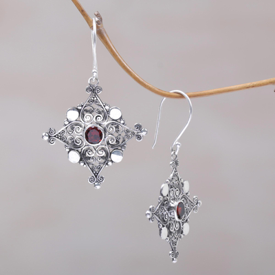 Granat-Ohrringe, 'Brennende rote Sterne', baumelnd - Ohrringe aus Sterlingsilber und Granat aus Indonesien