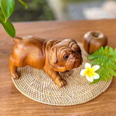 Holzskulptur - Handgeschnitzte Bulldoggen-Welpenskulptur aus Suar-Holz aus Bali