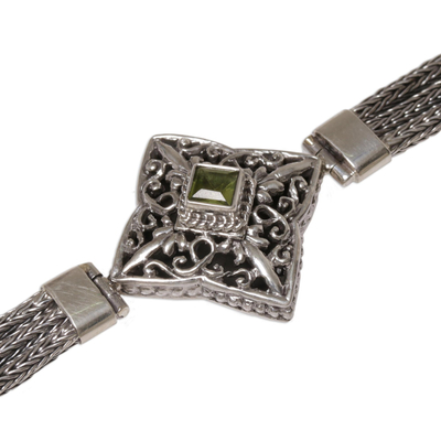 Armband mit Peridot-Anhänger - Handgefertigtes Armband aus Sterlingsilber und Peridot im Bali-Stil