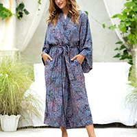 Rayon-Batik-Robe, „Bewildering Maze“ – Handgefertigte blaue und pfirsichfarbene Batik-Rayon-Robe aus Indonesien