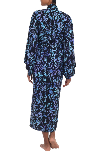 Robe aus Rayon-Batik - Lange Robe aus Rayon in Schwarz mit blau-lila Batik-Blumendruck