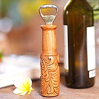 Flaschenöffner aus Holz, „Bottles Up“ – handgeschnitzter Flaschenöffner aus Holz mit Blattmotiv aus Bali