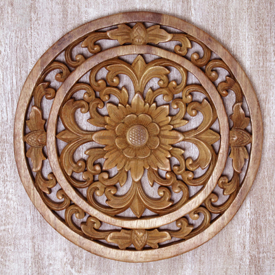 Holzrelief-Platte, 'Tempelblume'. - Handgeschnitzte balinesische runde, florale Holzreliefplatte