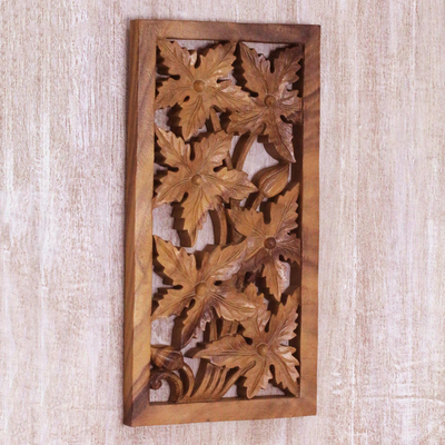 Reliefplatte aus Holz - Handgefertigte quadratische florale Holzreliefplatte aus Indonesien