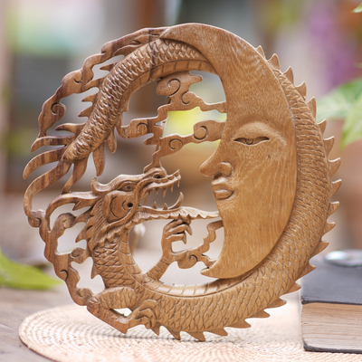 Panel en relieve de madera, 'Moonlight Dragon' - Panel balinés en relieve de madera de Suar de un dragón y la luna