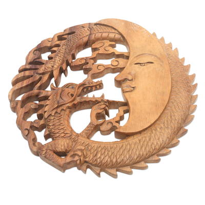 Panel en relieve de madera, 'Moonlight Dragon' - Panel balinés en relieve de madera de Suar de un dragón y la luna