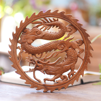 Reliefplatte aus Holz - Handgeschnitzte Holzreliefplatte eines Drachen aus Indonesien