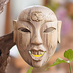 Maske aus Hibiskusholz, „Happy Balinese“ – Handgeschnitzte Wandmaske aus Hibiskusholz aus Indonesien