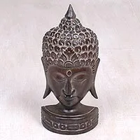 Holzskulptur „Friedliche Seele“ – Albesia Holzskulptur eines Buddha aus Indonesien