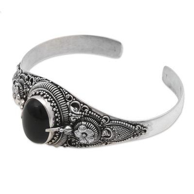 Manschettenarmband aus Onyx 'Balinese Magic in Black' - Manschetten-Armband aus Sterlingsilber mit Blumen-Motiven und Onyx