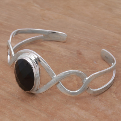 Onyx-Manschetten-Armband, 'Doppelhelix'. - Modernes balinesisches Manschettenarmband aus Onyx- und Sterlingsilber