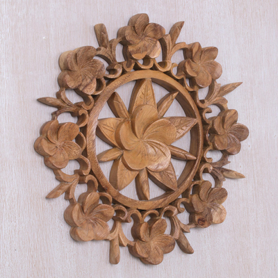 Panel en relieve de madera - Panel de relieve floral de madera de suar tallado a mano de Indonesia