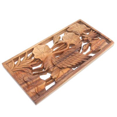 Holzreliefplatte 'Unter den Lilien' - Indonesische handgeschnitzte Relieftafel eines Schwans aus Suar-Holz