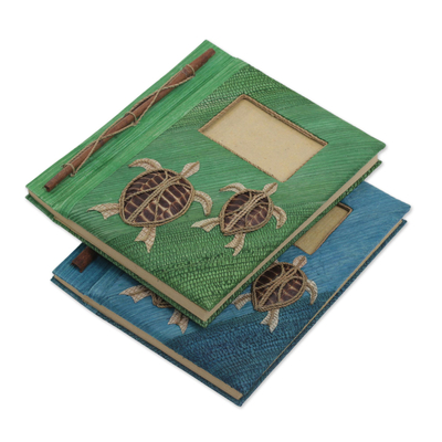 Zeitschriften aus Naturfaser, (Paar) - Zwei indonesische Schildkröten-Tagebücher aus grüner und blauer Naturfaser