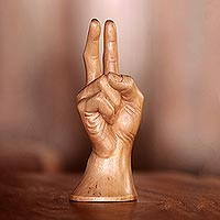 Escultura de madera, 'Paz, hombre' - Escultura realista de la mano del signo de la paz de Bali en madera tallada a mano